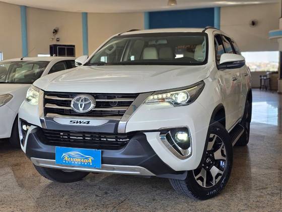 TOYOTA HILUX SW4 2.8 SRX DIAMOND 4X4 7 LUGARES 16V TURBO INTERCOOLER DIESEL 4P AUTOMÁTICO TOYOTA HILUX SW4 2.8 SRX DIAMOND 4X4 7 LUGARES 16V TURBO INTERCOOLER DIESEL 4P AUTOMÁTICO